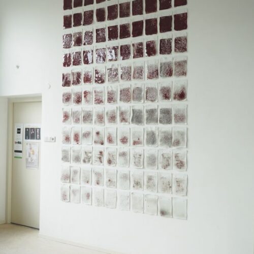 Installatie ‘Set in Porcelain’, porselein, 3 x 2,20 meter