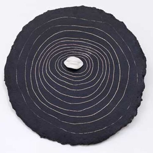 ‘Innersmile’, keramiek, doorsnede 55 cm ‘Innersmile’, keramiek, doorsnede 55 cm