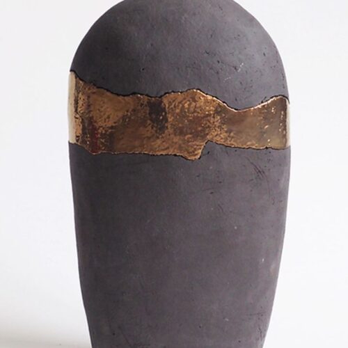 ‘Connection with copper’, zwarte klei, koperluster, 43 x 12 x 22 cm