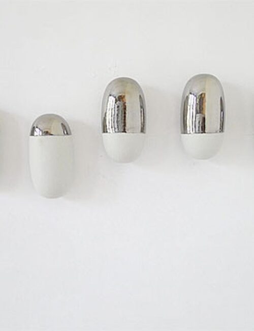 ‘Get in Line’, gedeeltelijk gemetalliseerd porselein, 30 x 100 x 10 cm ‘Get in Line’, gedeeltelijk gemetalliseerd porselein, 30 x 100 x 10 cm