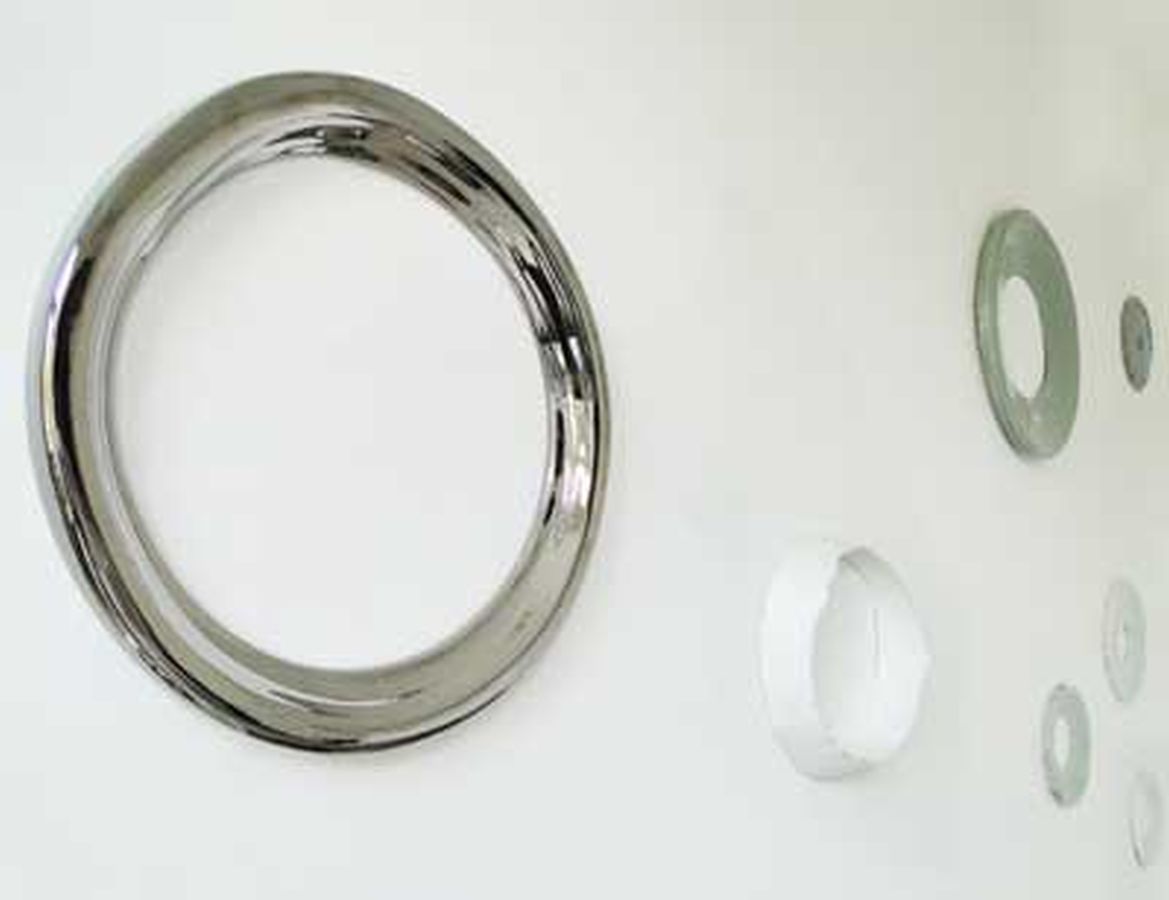 ‘Enso 3 D’, gemetalliseerd porselein, diameter 80 cm ‘Enso 3 D’, gemetalliseerd porselein, diameter 80 cm