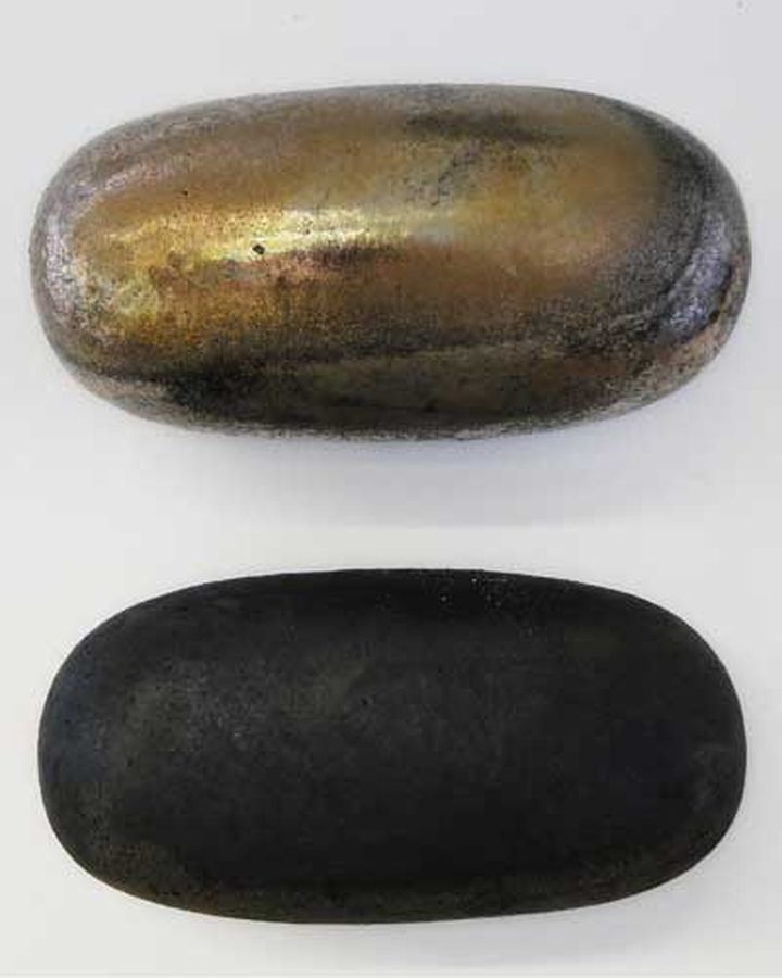 ‘2 capsules’, porselein, raku , 20 x 23 x 10 cm ‘2 capsules’, porselein, raku , 20 x 23 x 10 cm