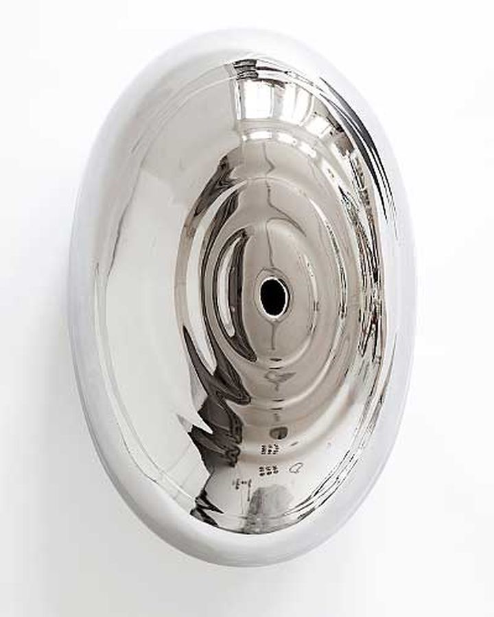 ‘Geen titel’, gemetalliseerd porselein, 50 x 30 x 26 cm ‘Geen titel’, gemetalliseerd porselein, 50 x 30 x 26 cm