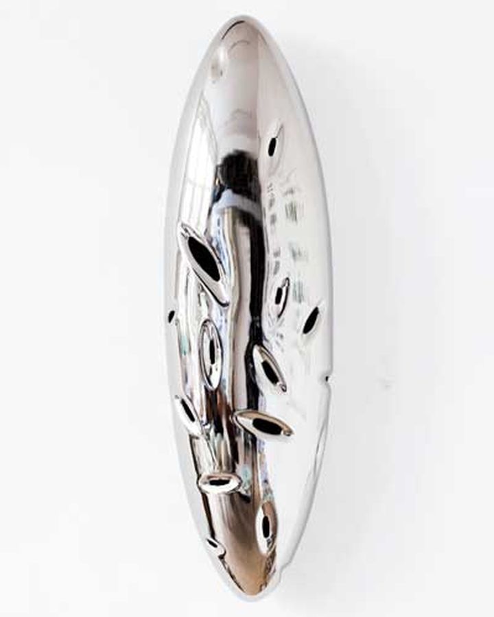 ‘Geen titel’, gemetalliseerd porselein, 70 x 21 x 14 cm ‘Geen titel’, gemetalliseerd porselein, 70 x 21 x 14 cm