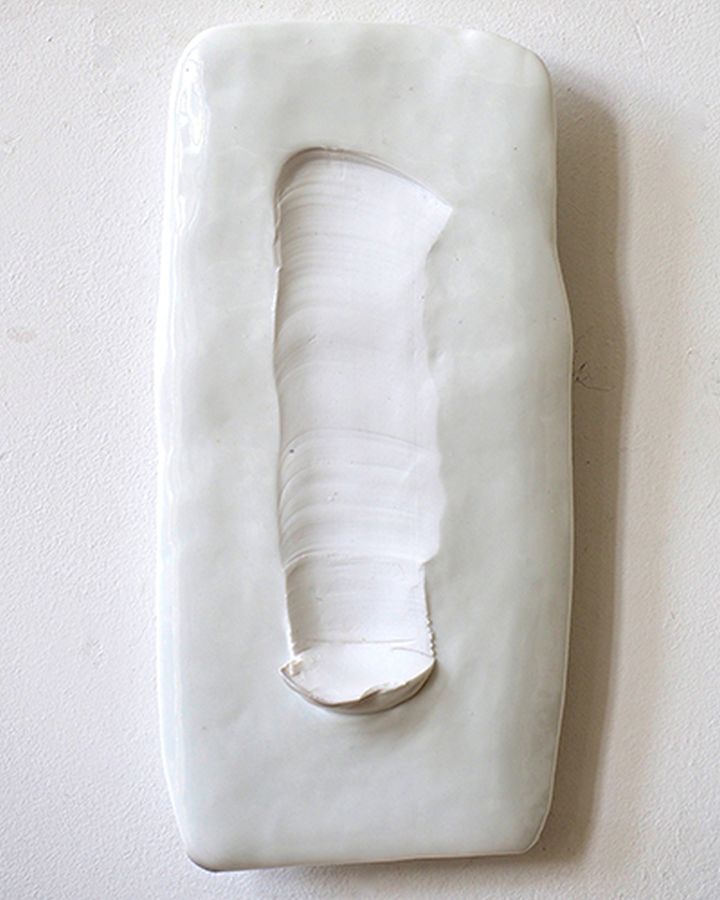 ‘Under the skin’, porselein, 16 x 32 x2 cm