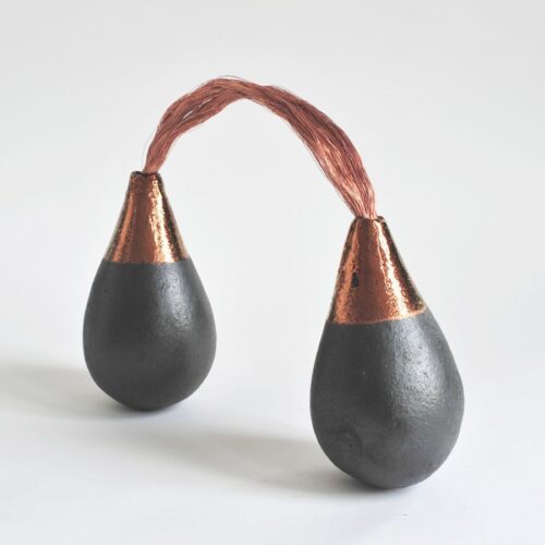 ‘Connection with copper’, zwarte klei, koperluster, 53 x 25 x 3 cm