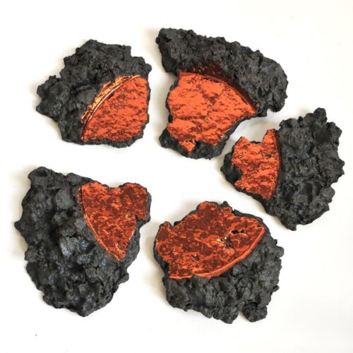 ‘Connection with copper’, zwarte klei, koperluster, 36 x 38 x 4 cm