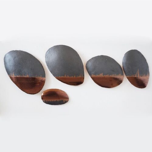 'Connection with copper', zwarte klei, koperluster, bladkoper (op achterzijde), 160 x 50 x 7 cm