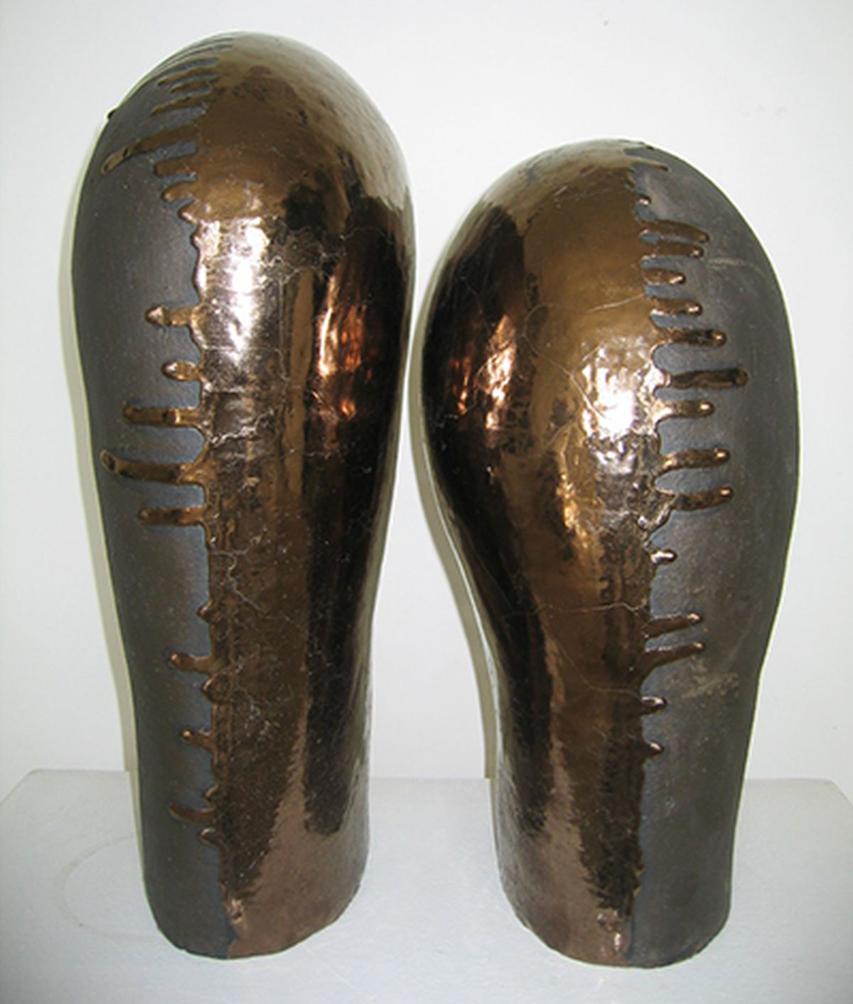 ‘Portretten, zwarte klei /goudglazuur, 40 cm hoog ‘Portretten, zwarte klei /goudglazuur, 40 cm hoog