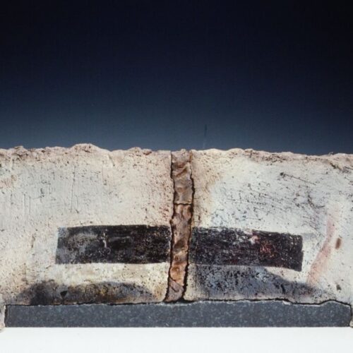 graniet/klei, raku, 1989, 57 x 20 x 6 cm graniet/klei, raku, 1989, 57 x 20 x 6 cm
