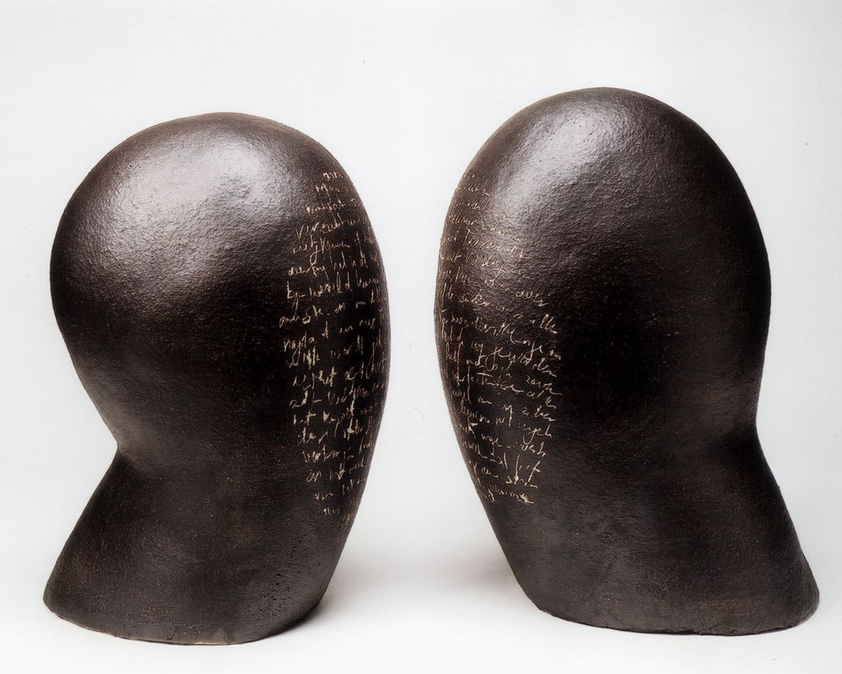 ‘Communication’, steengoed/zwarte terra sigillata, 37 cm hoog ‘Communication’, steengoed/zwarte terra sigillata, 37 cm hoog