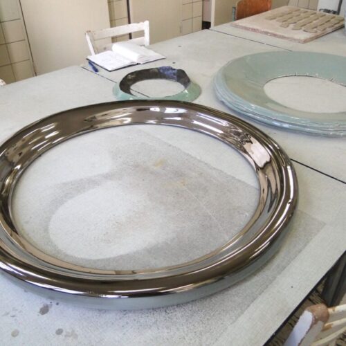 ‘Enso 3 D’, gemetalliseerd porselein, diameter 80 cm ‘Enso 3 D’, gemetalliseerd porselein, diameter 80 cm