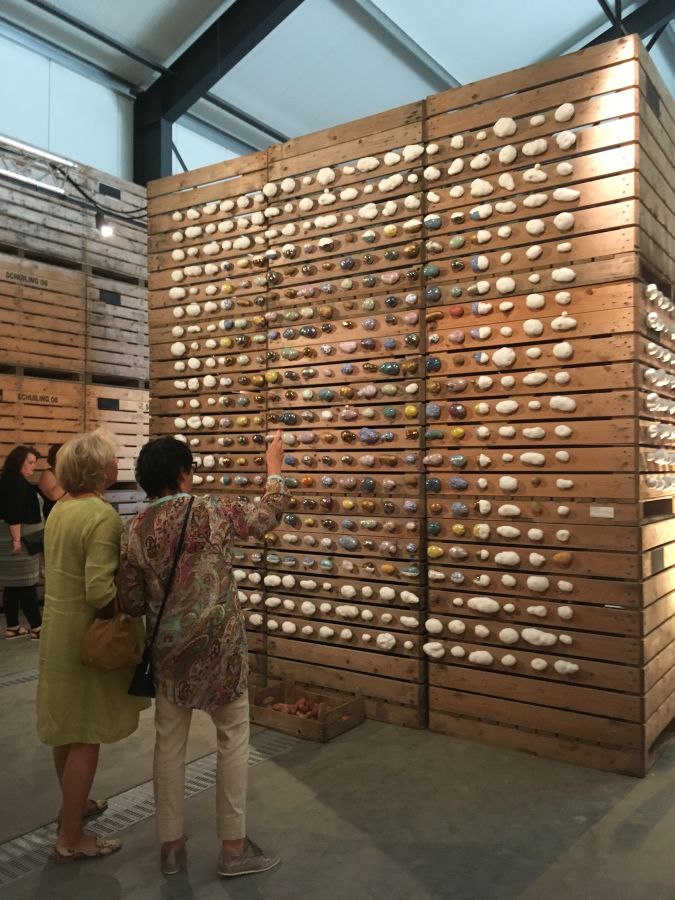 ‘Installatie Potatoes’ in aardappelschuur, 350 x 350 x 350 cm ‘Installatie Potatoes’ in aardappelschuur, 350 x 350 x 350 cm