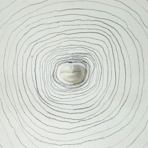 ‘Innersmile’, porselein/potloodtekening, 55 cm doorsnede ‘Innersmile’, porselein/potloodtekening, 55 cm doorsnede