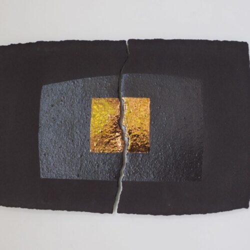 ‘Connection with copper’, zwarte klei, glazuur, koperluster, 68 x 42 x 2 cm